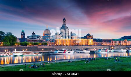 Evennig voir l'Académie des beaux-arts et l'église baroque de la cathédrale Frauenkirche. De soleil colorés sur l'Elbe à Dresde, Saxe, Allemagne, Europe. Art Banque D'Images