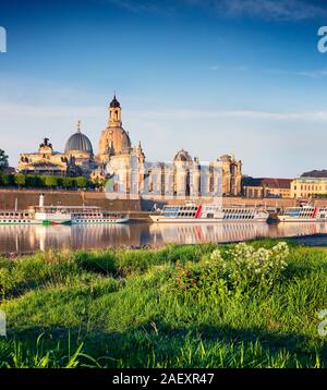 Matin voir l'Académie des beaux-arts et l'église baroque de la cathédrale Frauenkirche. Printemps coloré sur la scène de l'Elbe à Dresde, Saxe, Allemagne, Europ Banque D'Images