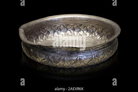 Coupe d'argent mycénienne de la tombe 78 de la chambre de Mycènes, tombes de la Grèce. Musée National Archéologique d'Athènes. Ce fond noir si mycénienne Banque D'Images