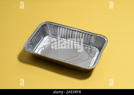 Bol en aluminium pour la cuisine sur une surface jaune Banque D'Images