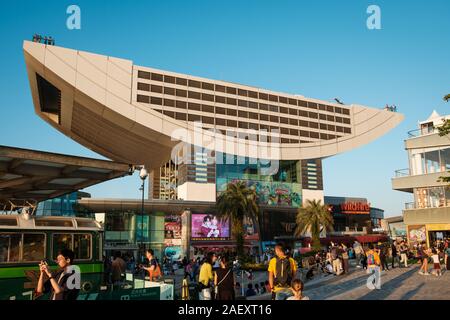 Hong Kong, Chine - Novembre 2019 : La tour pointe près du sommet du Pic Victoria sur l'île de Hong Kong, Hong Kong Banque D'Images