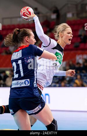 Kumamoto, Japon. Dec 11, 2019. Le Handball, les femmes : Coupe du Monde 2019, Tour principal, Groupe 1, 8ème journée, la Norvège - Allemagne : Ingvild Kristiansen Bakkerud (l) à partir de la Norvège et Evgenija Minevskaja d'Allemagne en action. À Kumamoto, l'équipe de DHB perdu leur dernière Coupe du monde tour principal match contre notice champions d'Europe La Norvège avec 29:32 (16:17) et le Groupe I a terminé en quatrième place avec 5:5 points. Crédit : Marco Wolf/wolf-sportfoto/dpa/Alamy Live News Banque D'Images