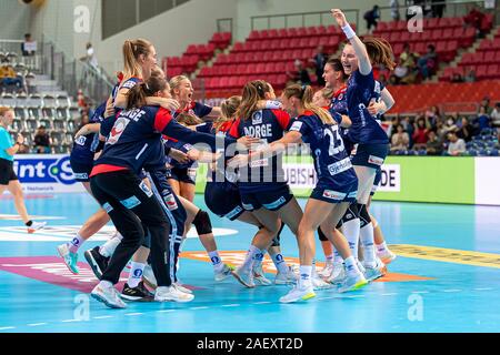 Kumamoto, Japon. Dec 11, 2019. Le Handball, les femmes : Coupe du Monde 2019, Tour principal, Groupe 1, 8ème journée, la Norvège - Allemagne : Le Norvégien les joueurs sont heureux de la suite après la fin de la partie. À Kumamoto, l'équipe de DHB perdu leur dernière Coupe du monde tour principal match contre notice champions d'Europe La Norvège avec 29:32 (16:17) et le Groupe I a terminé en quatrième place avec 5:5 points. Crédit : Marco Wolf/wolf-sportfoto/dpa/Alamy Live News Banque D'Images