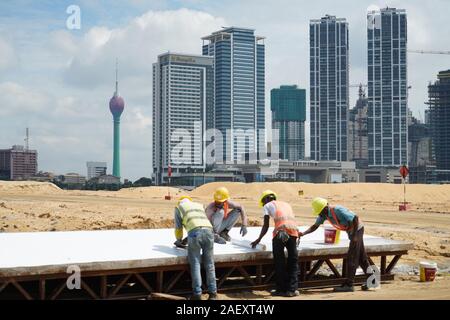 Colombo, Sri Lanka. 6e déc, 2019. Les employés travaillent sur le site de construction dans la ville de Port de Colombo, Sri Lanka, le 6 décembre 2019. Pour aller avec 'Caractéristique : les travailleurs de la ville de Port de Colombo fiers de créer de nouvelles terres à Sri Lanka' Crédit : Tang Lu/Xinhua/Alamy Live News Banque D'Images