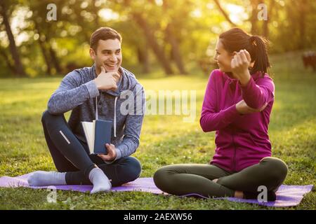 Thérapeute physique et le patient s'agit de blessures physiques. Banque D'Images