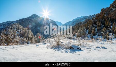 Panorama de montagnes en hiver par temps ensoleillé Banque D'Images