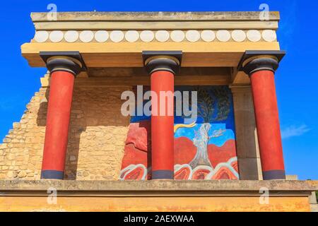 Knossos, Crète, Grèce Entrée nord du palais Minoen avec colonnes rouges Banque D'Images