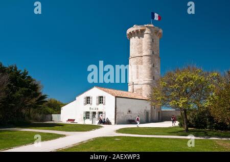 17e siècle Tour des Baleines et du musée. Situé à côté de la Phare des Baleines, c'est l'un des plus anciens phares de France. Saint Clement des Ba Banque D'Images