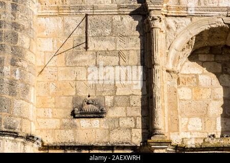 Castromonte, Espagne. Cadran solaire en pierre à l'entrée du monastère de la Santa Espina (Holy Thorn) Banque D'Images