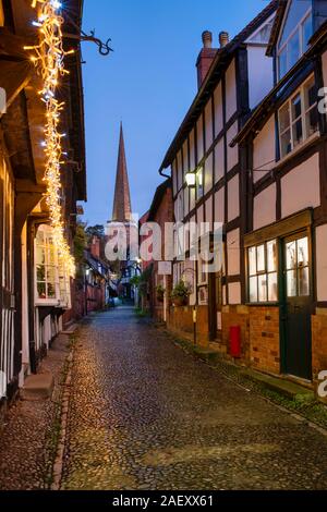 Church Lane Ledbury avec des lumières de Noël dans la soirée, Herefordshire, Angleterre Banque D'Images