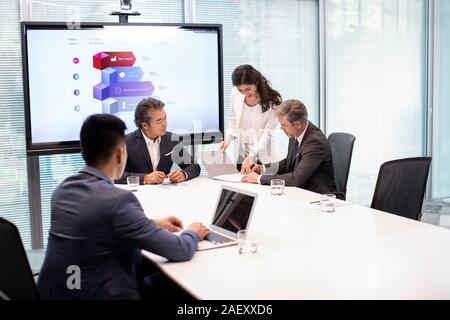 Les gens d'affaires contrat de signature dans la salle de conférence Banque D'Images