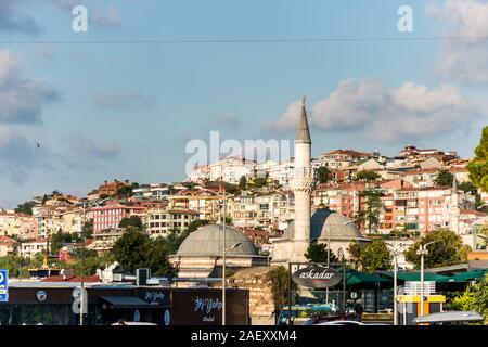 De beaux bâtiments avec Semsi Pasa Mosque complexe sous le coucher du soleil à le à Uskudar, Istanbul, Turquie, sur la rive anatolienne du Bosphore. Banque D'Images