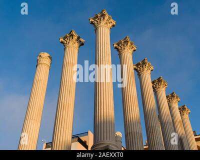 Low angle view de colonnes de Temple Romain, Cordoue, Andalousie, Espagne Banque D'Images