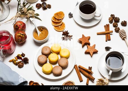 Tasses de café et de chocolat et de citron une macaronson table décorée Banque D'Images