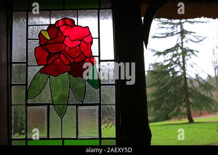 Vitrail dans la maison d'été, chaume Trelissick Gardens, Feock, Cornwall Banque D'Images