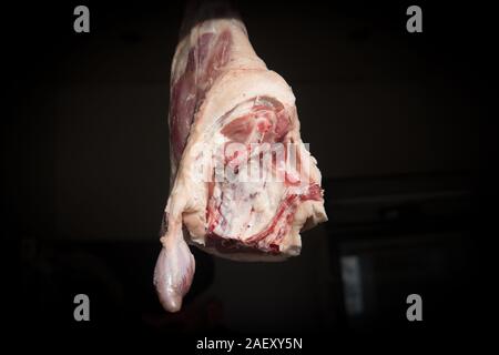 La hanche de chèvre viande suspendues à un marché asiatique ou bazar en vente. Banque D'Images