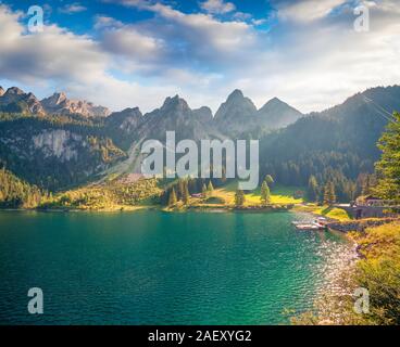 Matin d'été ensoleillé sur le lac de Gosau (Vorderer Gosausee). Une scène colorée dans la région de Alpes autrichiennes, région du Salzkammergut, Autriche, Europe. Arti Banque D'Images