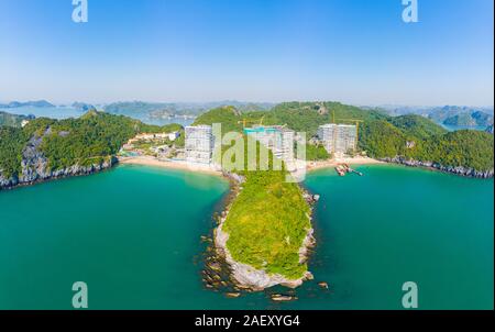 Cat Ba, le Vietnam - 10 décembre 2109 : Nouveau bâtiment la construction sur la plage à ile de Cat Ba, la baie d'Halong, Vietnam Banque D'Images