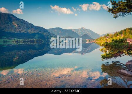 Matin ensoleillé paysage sur le lac Grundlsee. Très belle vue sur Gessl village, District de Liezen, Styrie, Autriche Alpes. L'Europe. Style artistique po Banque D'Images