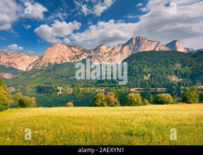 Matin ensoleillé lumineux sur la vallée des fleurs près de Gessl village. Vue d'été colorés de la lac Grundlsee District de Liezen, Styrie, Autriche, Alpes. E Banque D'Images