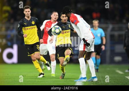 Duels, duel entre Julian Weigl (Borussia Dortmund), Achraf Hakimi (Borussia Dortmund) et Peter Olayinka (Slavia Prague). GES / football / Ligue des Champions : Borussia Dortmund - Slavia Prague, 10.12.2019 - Football / Soccer / Ligue des Champions : Borussia Dortmund vs SK Slavia Prague, Dortmund, Dec 10, 2019 | dans le monde entier Banque D'Images