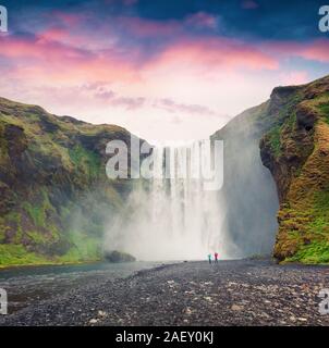 Grand matin voir de Skogafoss chute Skoga river. Lever du soleil d'été colorés en Islande, l'Europe. Style artistique poste a traité la photo. Banque D'Images