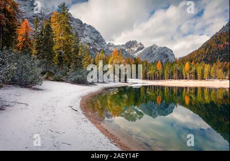 Première neige sur lac de Braies. Paysage d'automne dans les Alpes italiennes, Naturpark Fanes-Sennes-Prags, dolomite, Italie, Europe. Banque D'Images