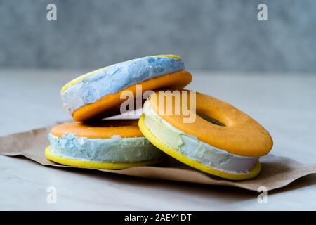 La crème glacée coloré maison Sandwich Cookies Donuts avec caramel italien bleu. Prêt à manger. Banque D'Images