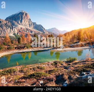 Vue splendide sur le lac et montagne Limides Lagazuoi. Matin d'automne dans les Alpes dolomitiques, col Falzarego, Cortina d'Ampezzo, Italie. lacattion Banque D'Images