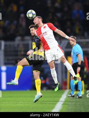 Duels, duel entre Raphael Guerreiro (Borussia Dortmund) et Vladimir Coufal (Slavia Prague). GES / football / Ligue des Champions : Borussia Dortmund - Slavia Prague, 10.12.2019 - Football / Soccer / Ligue des Champions : Borussia Dortmund vs SK Slavia Prague, Dortmund, Dec 10, 2019 | dans le monde entier Banque D'Images