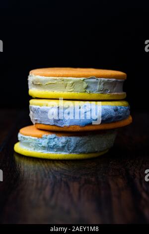 La crème glacée coloré maison Sandwich Cookies Donuts avec caramel italien bleu. Prêt à manger. Banque D'Images