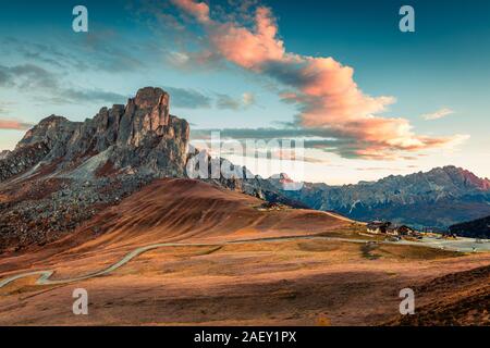 Matin fantastique vue depuis le haut de Giau pass avec célèbre Ra Gusela, Nuvolau pics dans l'arrière-plan. Lever du soleil d'automne dans les Alpes dolomitiques, Italie. Banque D'Images