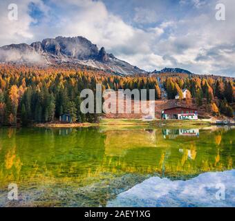 Matin ensoleillé sur le lac de Misurina scène Parc National en Tre Cime di Lavaredo. Paysage d'automne dans les Alpes dolomitiques, Tyrol du Sud, de l'emplacement 8. Banque D'Images