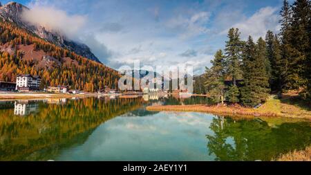 Matin ensoleillé sur le lac de Misurina scène Parc National en Tre Cime di Lavaredo. Paysage d'automne dans les Alpes dolomitiques, Tyrol du Sud, de l'emplacement 8. Banque D'Images