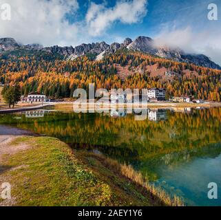 Matin ensoleillé sur le lac de Misurina scène Parc National en Tre Cime di Lavaredo. Paysage d'automne dans les Alpes dolomitiques, Tyrol du Sud, de l'emplacement 8. Banque D'Images