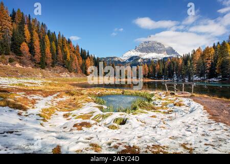 Sunny splendide scène sur Antorno lac avec Tre Cime di Lavaredo (Drei Zinnen) mont. Paysage d'automne dans les Alpes dolomitiques, province de Belluno. Banque D'Images