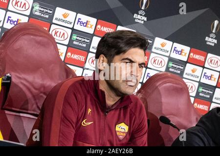 Paulo Fonseca comme entraîneur Roms parle lors d'une conférence de presse de la Ligue Europa à Rome. Banque D'Images