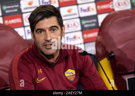 Paulo Fonseca comme entraîneur Roms parle lors d'une conférence de presse de la Ligue Europa à Rome. Banque D'Images