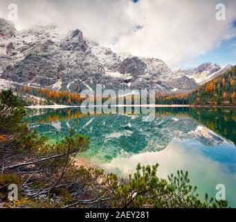 Matin brumeux sur le lac Braies avec Seekofel mont sur arrière-plan. Paysage d'automne dans les Alpes italiennes, Naturpark Fanes-Sennes-Prags, Dolomite. Banque D'Images