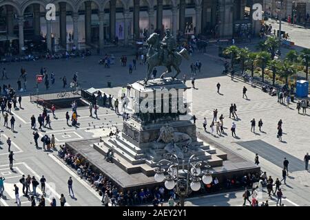 Piazza del Duomo et le roi Victor Emmanuel II statue vu depuis le toit de la galerie Vittorio Emanuele II, Milan, Lombardie, Italie, Europe province Banque D'Images