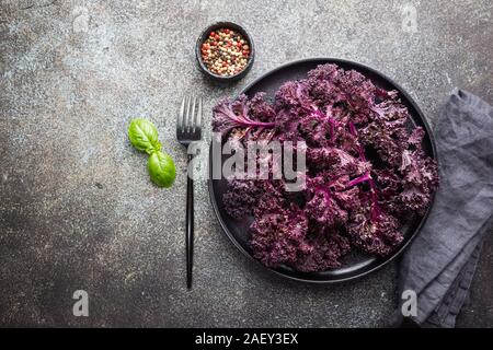 Salade de choux rouges frais sur fond sombre Banque D'Images