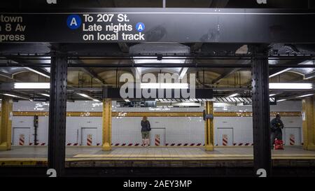 Métro 14th Street, New York, NYC. Une vue à travers les plates-formes de la 14e Rue métro station avec les passagers en attente de l'express et les lignes locales. Banque D'Images