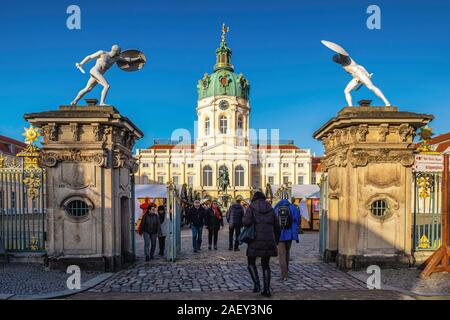 Marché de Noël traditionnel allemand au château de Charlottenburg à Berlin Banque D'Images