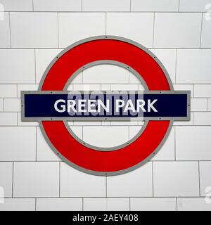 La station de métro Green Park cocarde. Un signe de la plate-forme pour la station de métro de Londres sur le Victoria, Piccadilly et de Jubilee. Banque D'Images