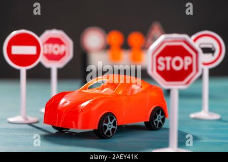 Une voiture se tient entre les panneaux de circulation avec l'interdiction Banque D'Images
