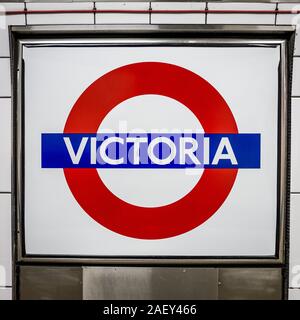 La station de métro Victoria. Un signe pour la station de métro de Londres sur une plate-forme à Victoria, sur les lignes Circle et District. Banque D'Images