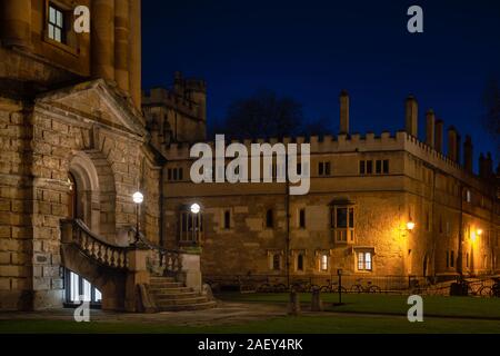 Radcliffe Camera dans la soirée en décembre. Oxford, Oxfordshire, Angleterre Banque D'Images