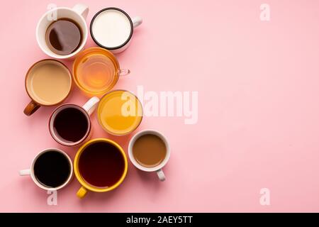 Verres et tasses avec diverses boissons traditionnelles café thé jus sur un fond rose. Mise en page (top view). Télévision Concept des boissons. Copier l'espace. F horizontal Banque D'Images