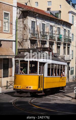 Tramway jaune classique dans Alfama quater à Lisbonne, Portugal Banque D'Images