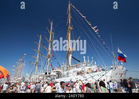 Un gréement de navire de formation russe Mir à Tall Ship Festival à Lisbonne, Portugal. Banque D'Images